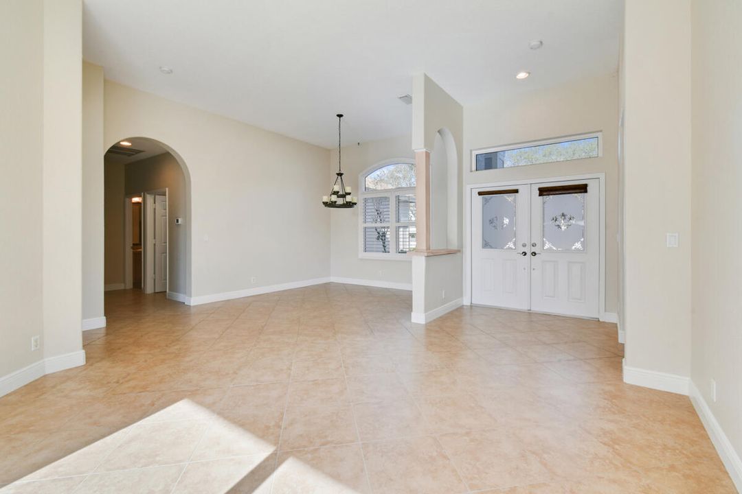 Под контрактом: $729,000 (4 спален, 3 ванн, 2303 Квадратных фут)