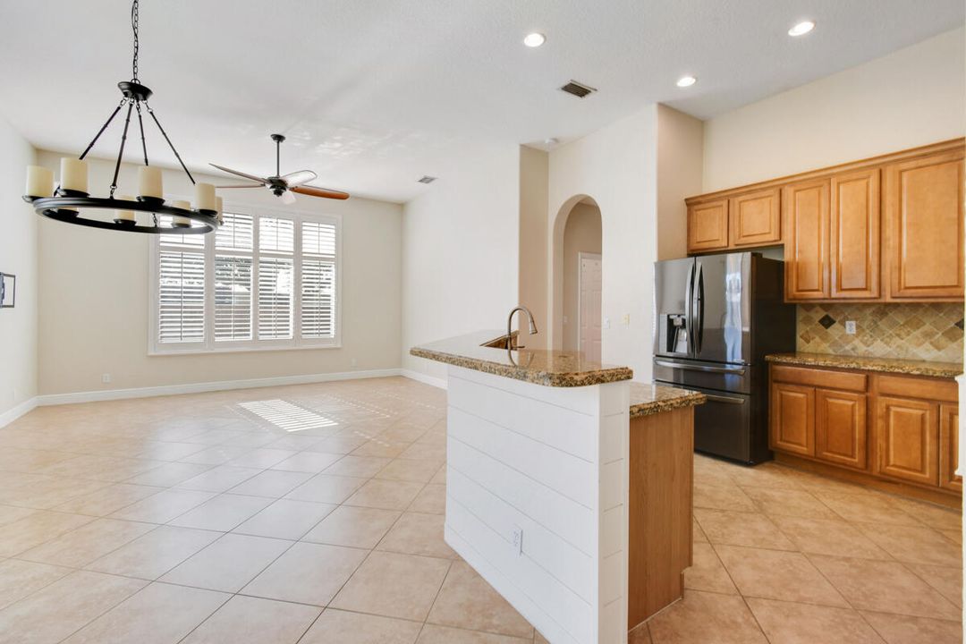 Под контрактом: $729,000 (4 спален, 3 ванн, 2303 Квадратных фут)