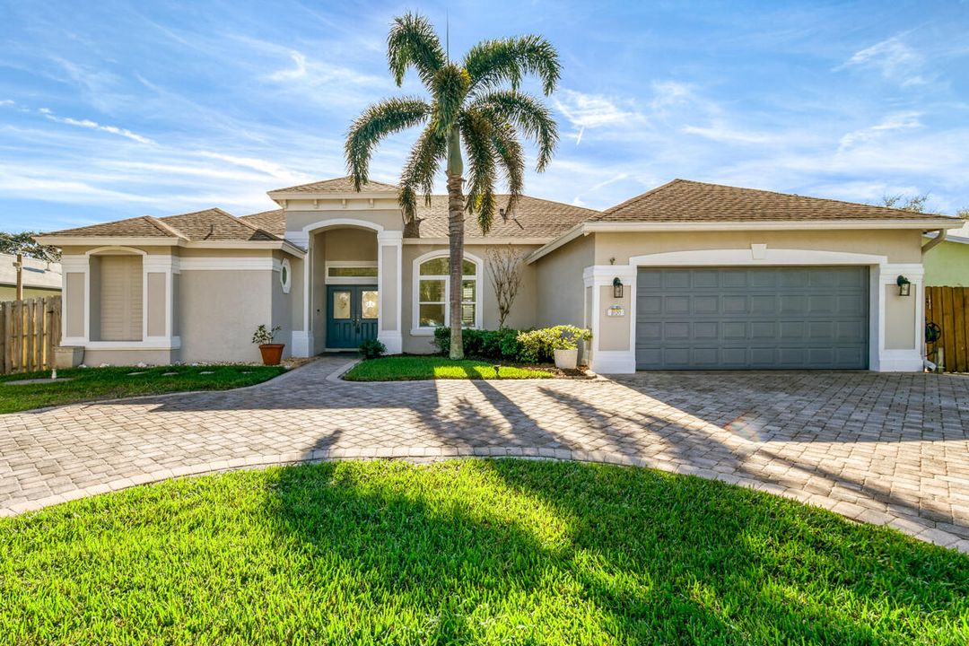 Под контрактом: $729,000 (4 спален, 3 ванн, 2303 Квадратных фут)