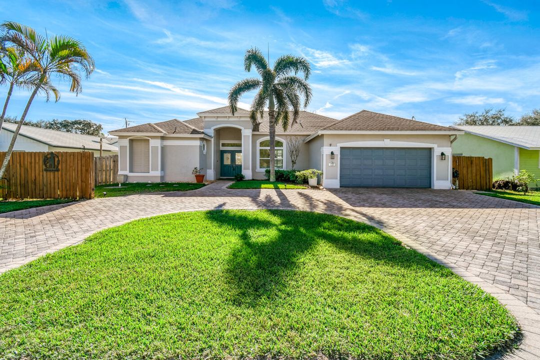 Под контрактом: $729,000 (4 спален, 3 ванн, 2303 Квадратных фут)