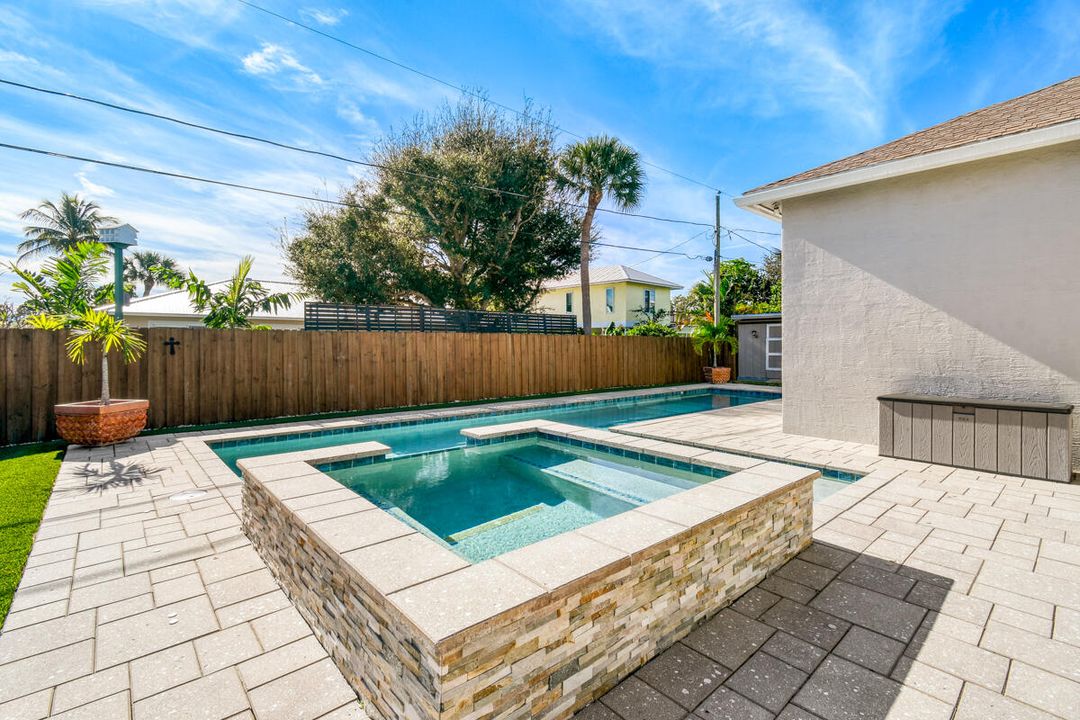 Под контрактом: $729,000 (4 спален, 3 ванн, 2303 Квадратных фут)