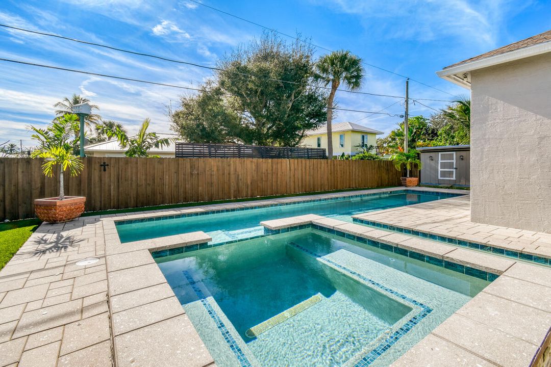 Под контрактом: $729,000 (4 спален, 3 ванн, 2303 Квадратных фут)