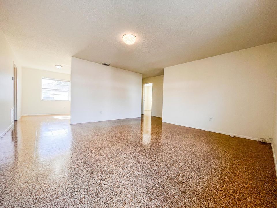 For Rent: $2,000 (2 beds, 1 baths, 1000 Square Feet)