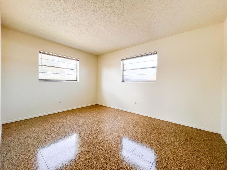 For Rent: $2,000 (2 beds, 1 baths, 1000 Square Feet)