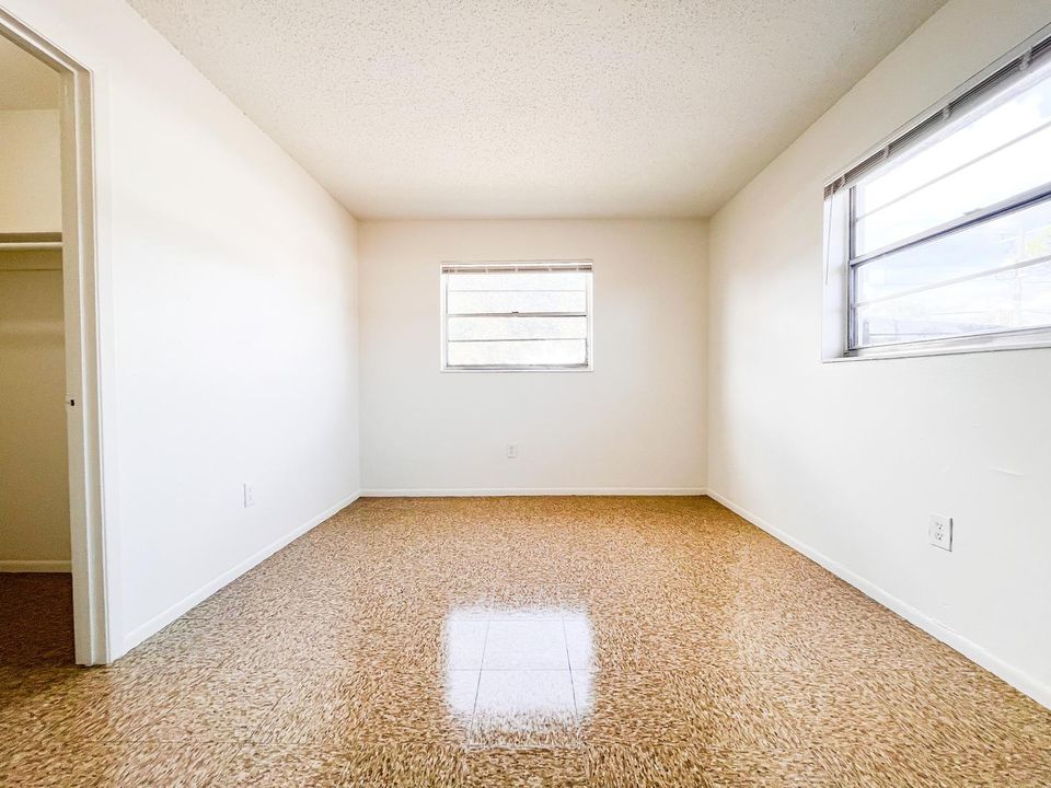 For Rent: $2,000 (2 beds, 1 baths, 1000 Square Feet)