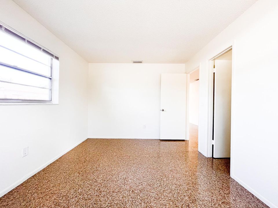 For Rent: $2,000 (2 beds, 1 baths, 1000 Square Feet)