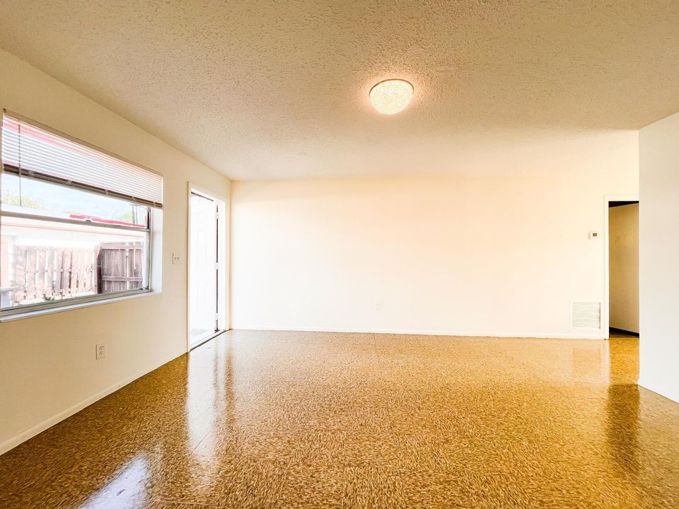 For Rent: $2,000 (2 beds, 1 baths, 1000 Square Feet)