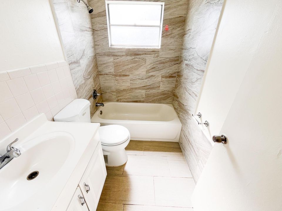 For Rent: $2,000 (2 beds, 1 baths, 1000 Square Feet)