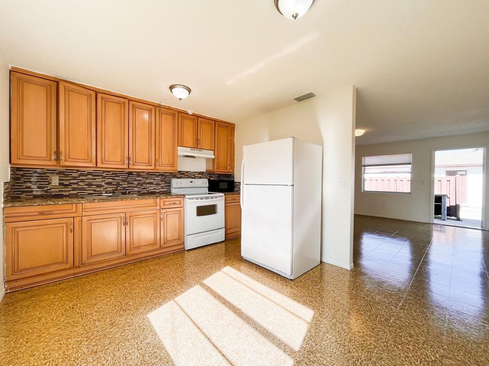 For Rent: $2,000 (2 beds, 1 baths, 1000 Square Feet)