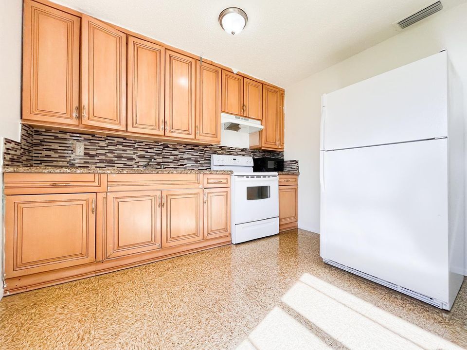 For Rent: $2,000 (2 beds, 1 baths, 1000 Square Feet)