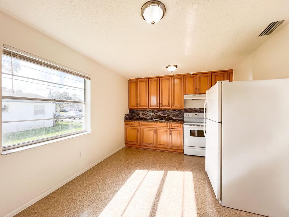 For Rent: $2,000 (2 beds, 1 baths, 1000 Square Feet)