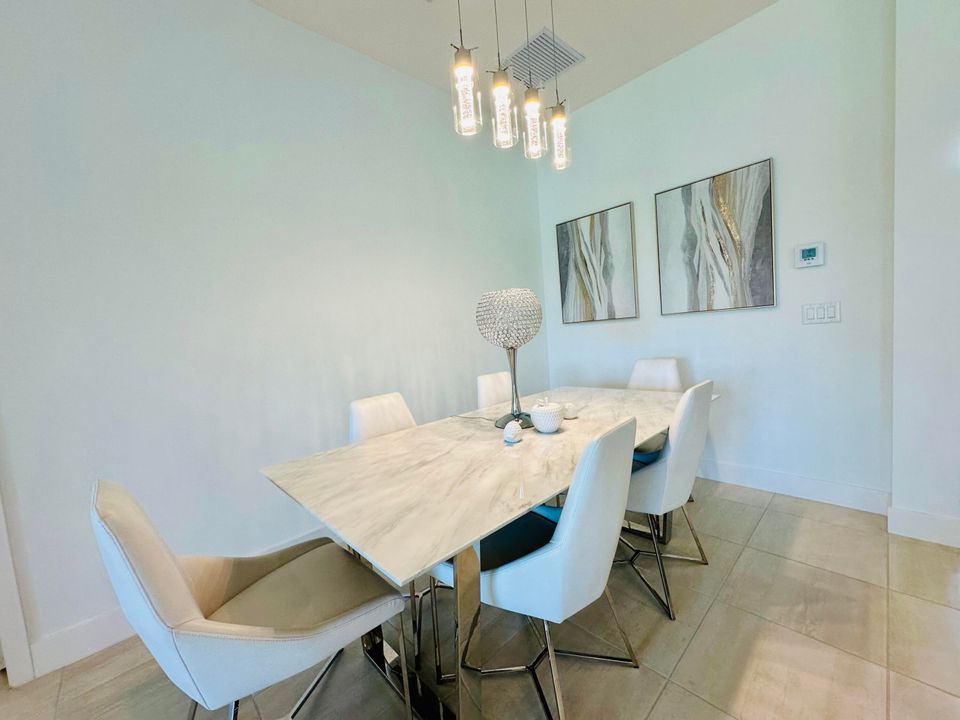 出租: $6,500 (4 贝兹, 3 浴室, 2157 平方英尺)