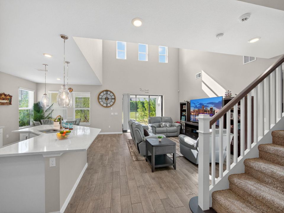 En Venta: $565,000 (4 camas, 3 baños, 2600 Pies cuadrados)