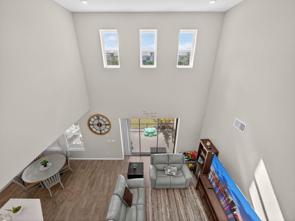 En Venta: $565,000 (4 camas, 3 baños, 2600 Pies cuadrados)