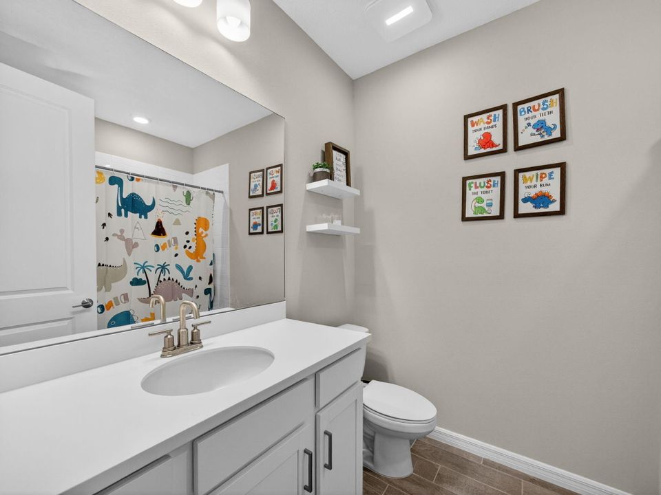 En Venta: $565,000 (4 camas, 3 baños, 2600 Pies cuadrados)