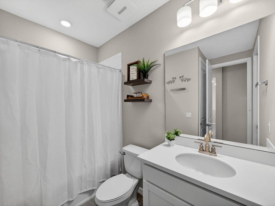 En Venta: $565,000 (4 camas, 3 baños, 2600 Pies cuadrados)