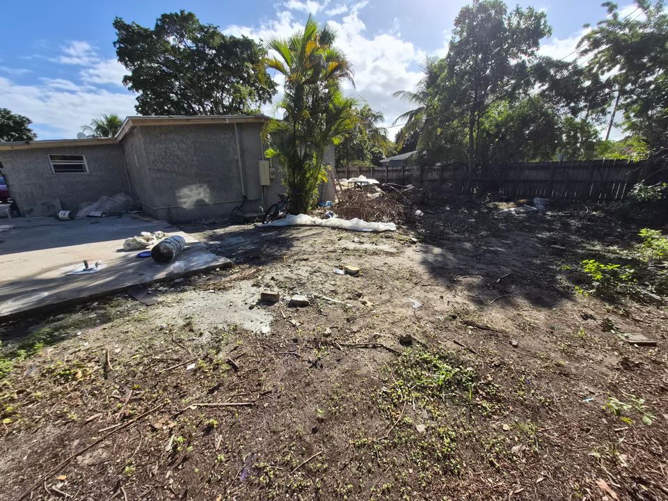 For Sale: $439,000 (5 beds, 2 baths, 1175 Square Feet)