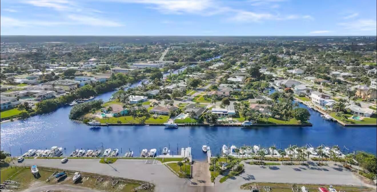 En Venta: $1,050,000 (4 camas, 2 baños, 1844 Pies cuadrados)