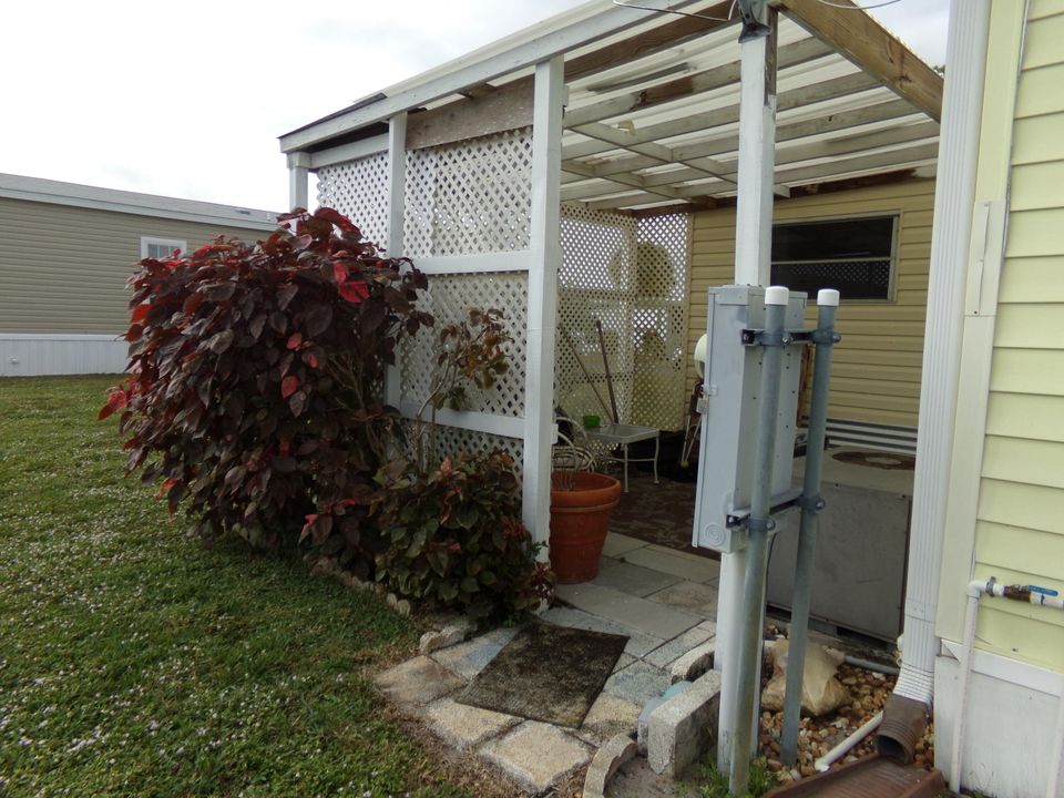 For Sale: $149,000 (2 beds, 2 baths, 960 Square Feet)