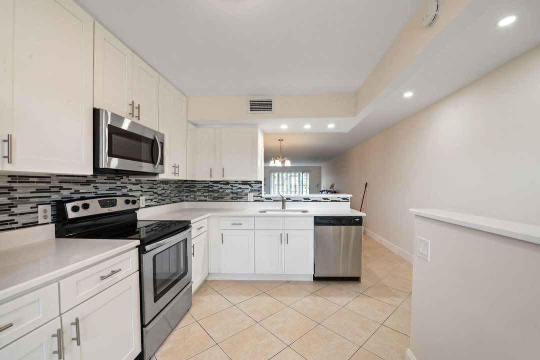 На продажу: $299,000 (2 спален, 2 ванн, 1185 Квадратных фут)