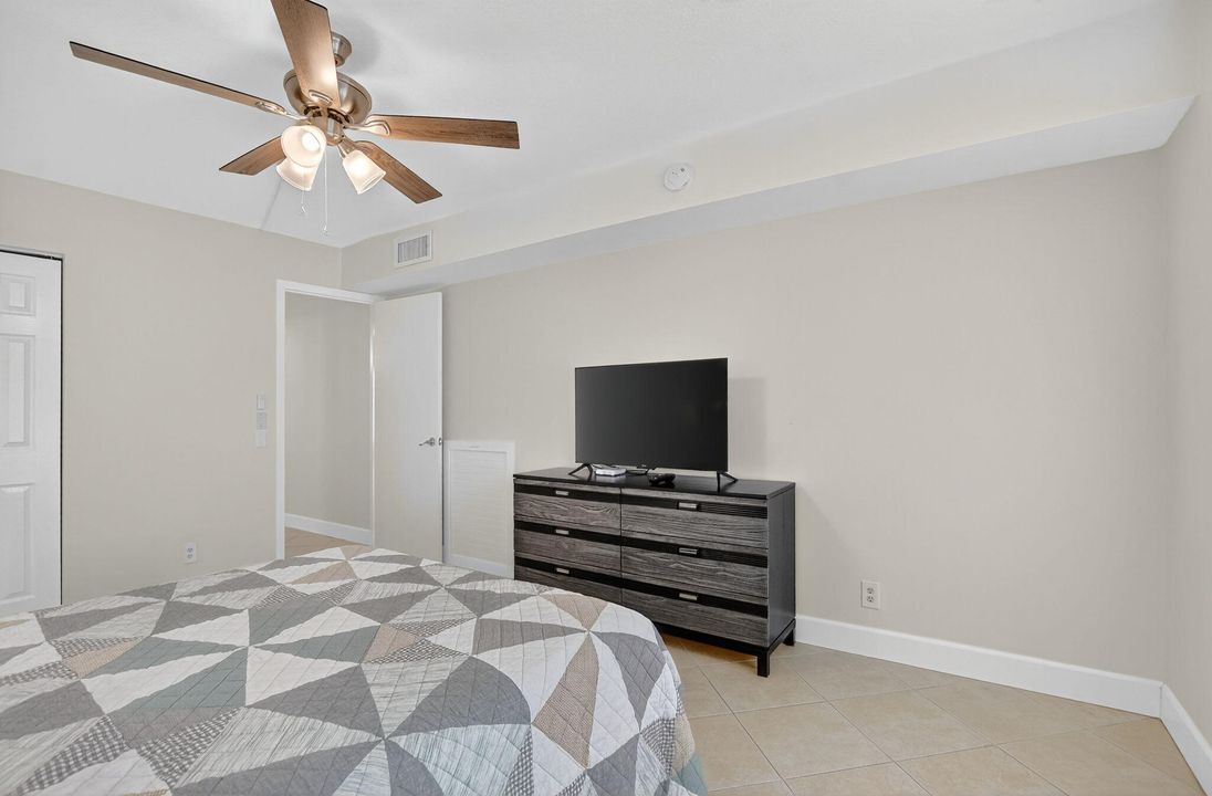 На продажу: $299,000 (2 спален, 2 ванн, 1185 Квадратных фут)