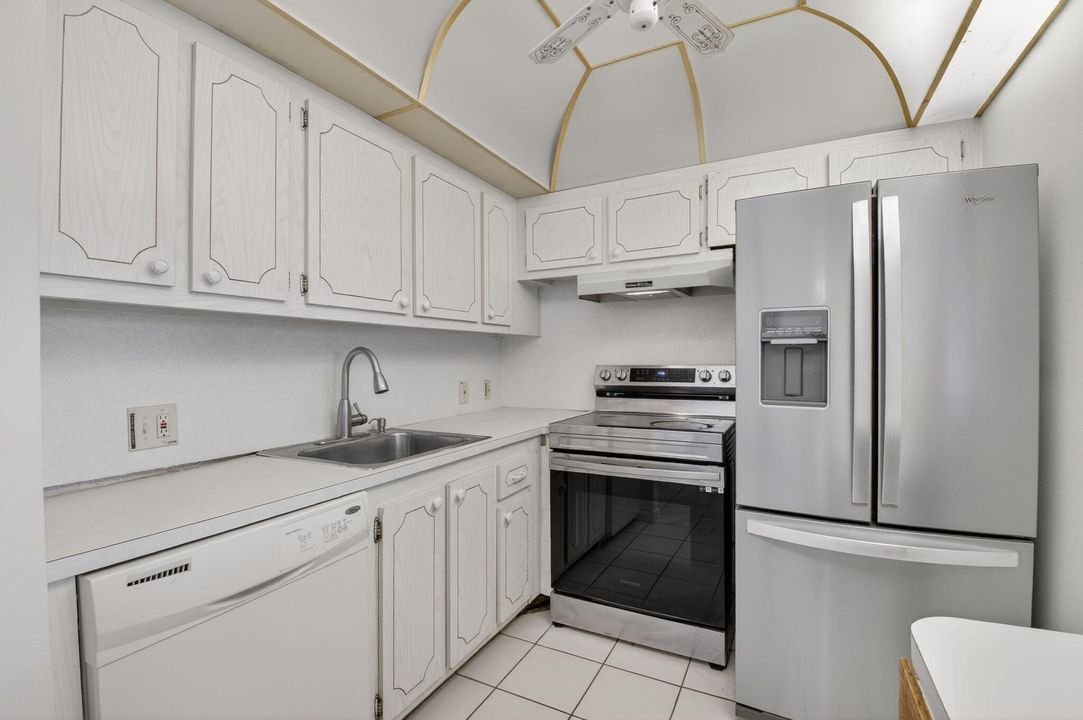 For Sale: $80,000 (1 beds, 1 baths, 720 Square Feet)