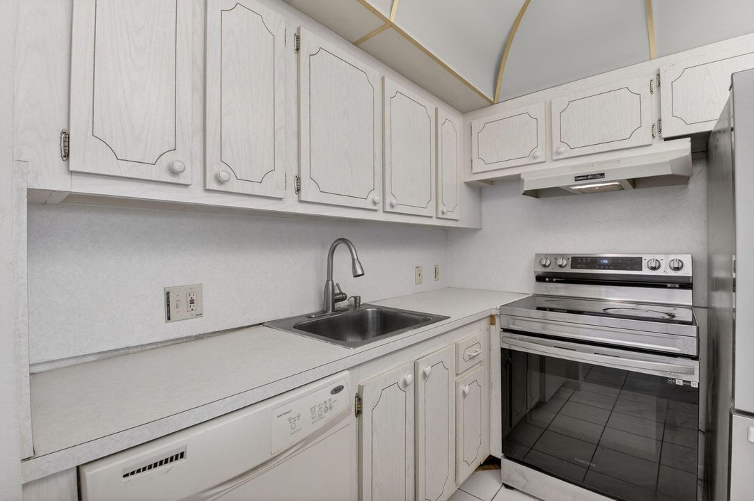 For Sale: $80,000 (1 beds, 1 baths, 720 Square Feet)