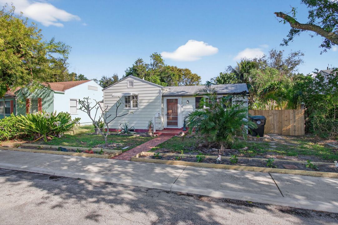 На продажу: $399,000 (2 спален, 1 ванн, 941 Квадратных фут)