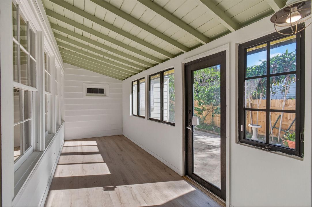 На продажу: $399,000 (2 спален, 1 ванн, 941 Квадратных фут)