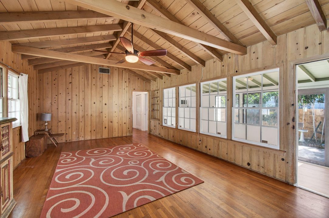 На продажу: $399,000 (2 спален, 1 ванн, 941 Квадратных фут)