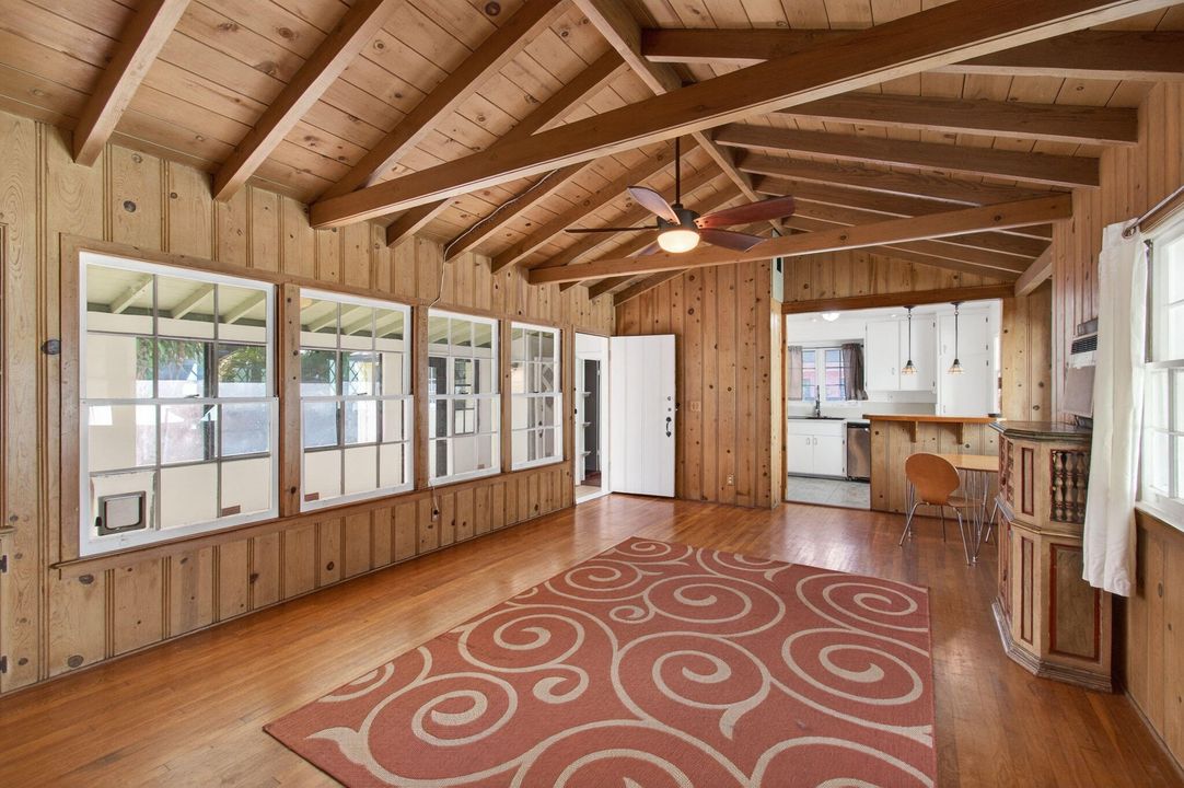 На продажу: $399,000 (2 спален, 1 ванн, 941 Квадратных фут)