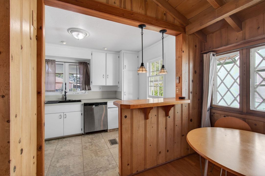 На продажу: $399,000 (2 спален, 1 ванн, 941 Квадратных фут)