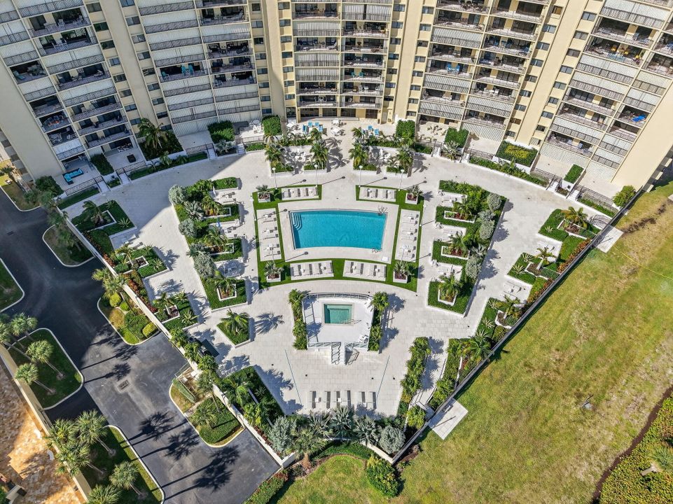 For Sale: $925,000 (2 beds, 2 baths, 1270 Square Feet)