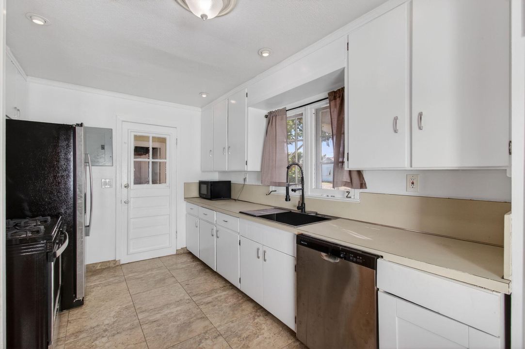 На продажу: $399,000 (2 спален, 1 ванн, 941 Квадратных фут)