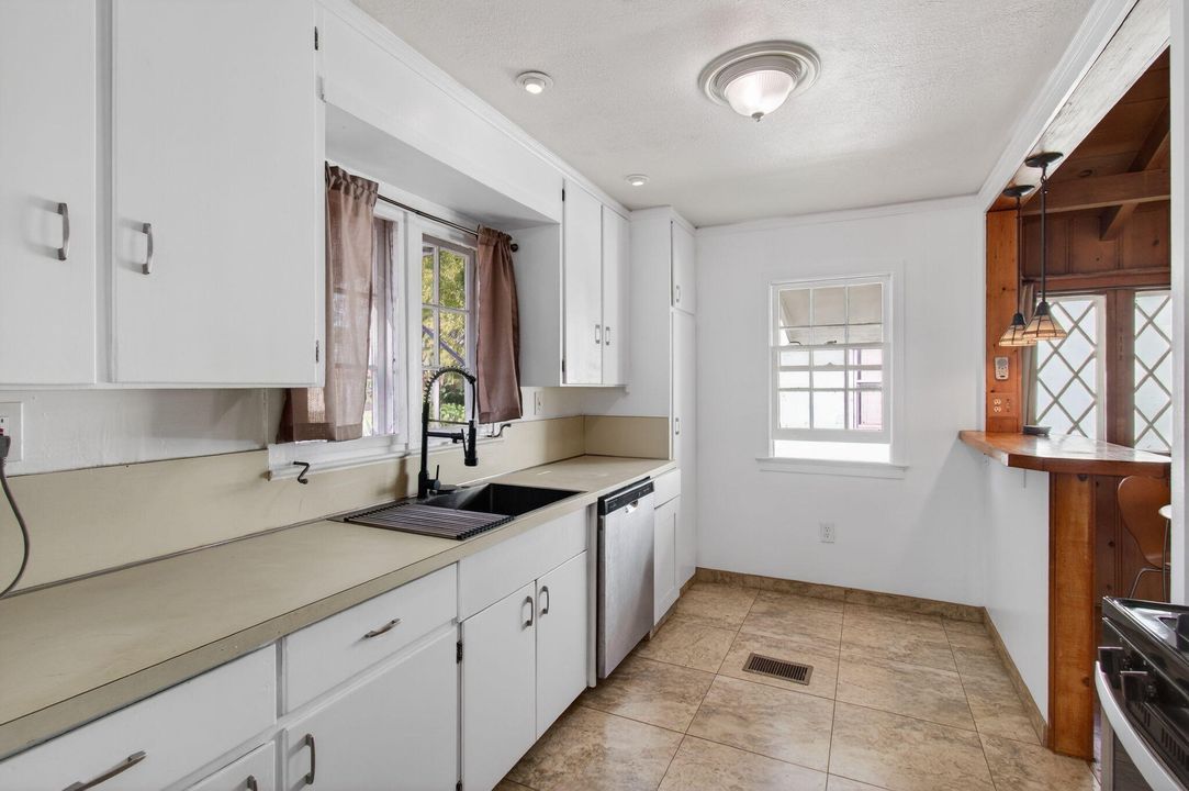 На продажу: $399,000 (2 спален, 1 ванн, 941 Квадратных фут)