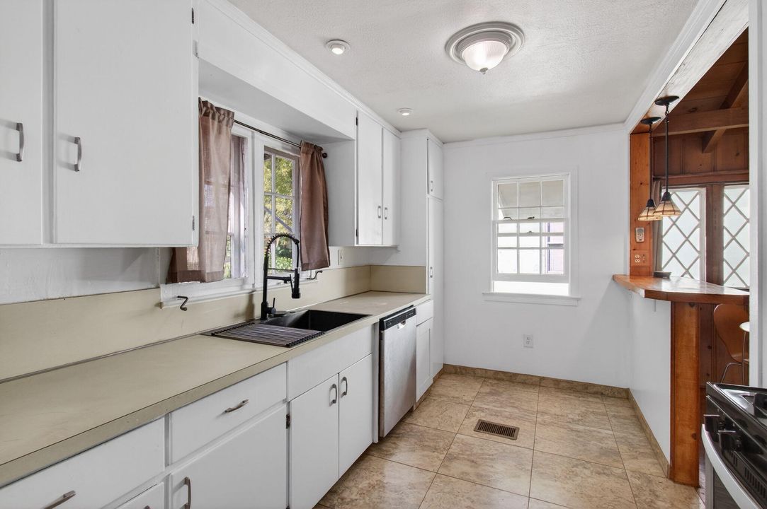 На продажу: $399,000 (2 спален, 1 ванн, 941 Квадратных фут)