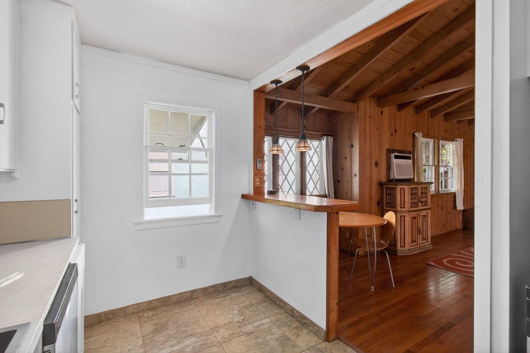 На продажу: $399,000 (2 спален, 1 ванн, 941 Квадратных фут)