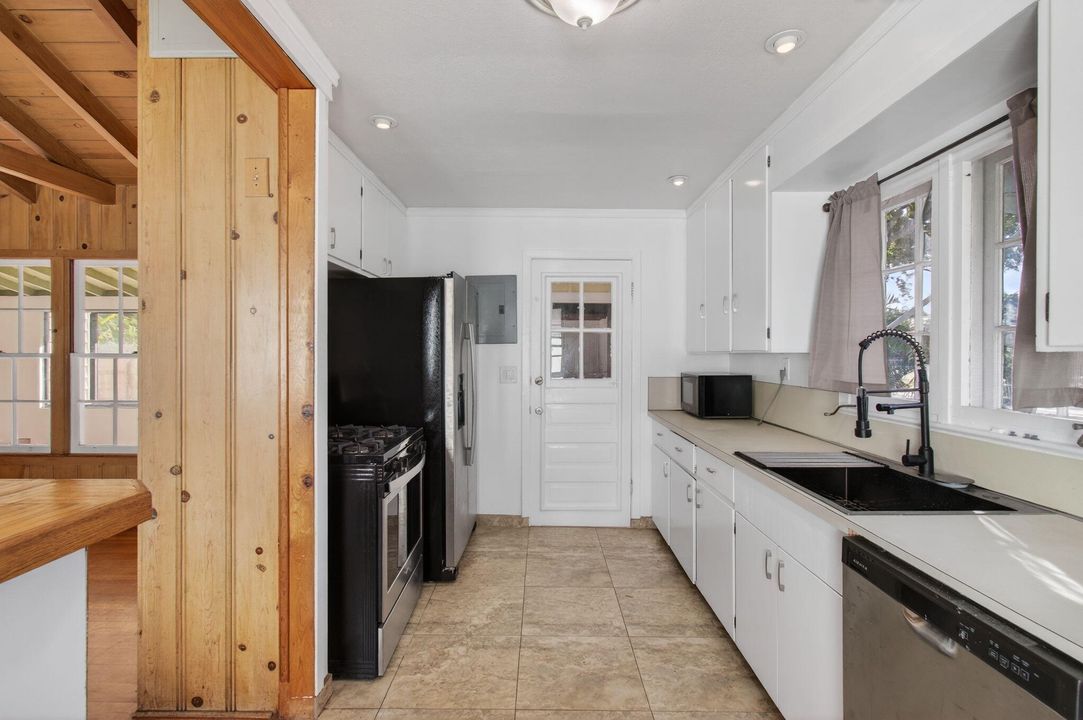 На продажу: $399,000 (2 спален, 1 ванн, 941 Квадратных фут)