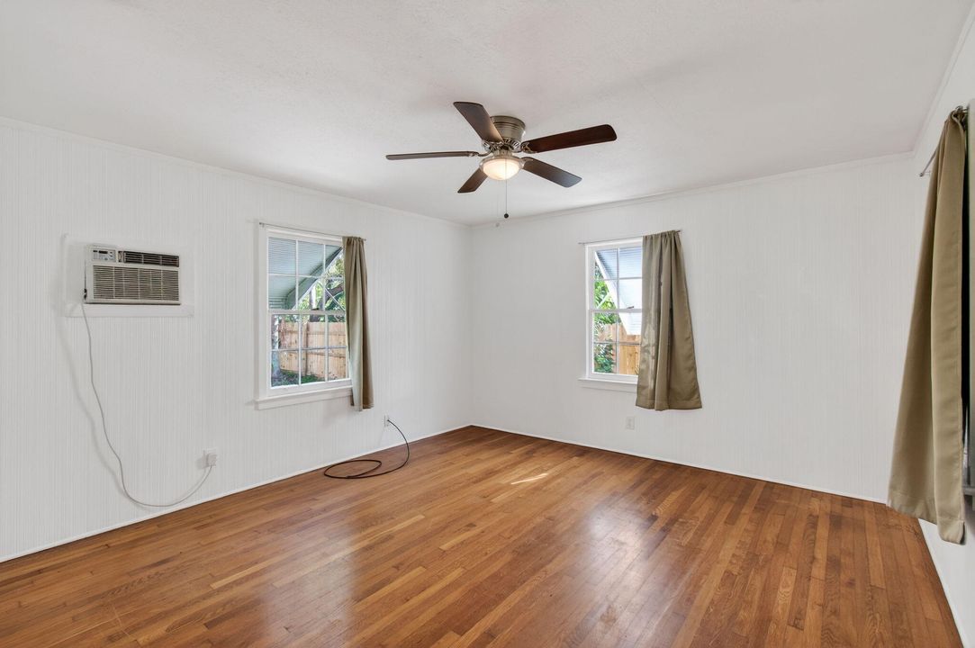 На продажу: $399,000 (2 спален, 1 ванн, 941 Квадратных фут)