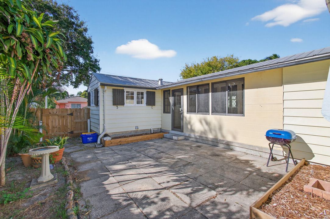 На продажу: $399,000 (2 спален, 1 ванн, 941 Квадратных фут)