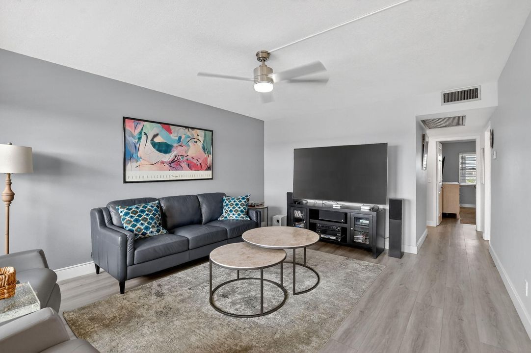 For Sale: $160,000 (2 beds, 1 baths, 880 Square Feet)