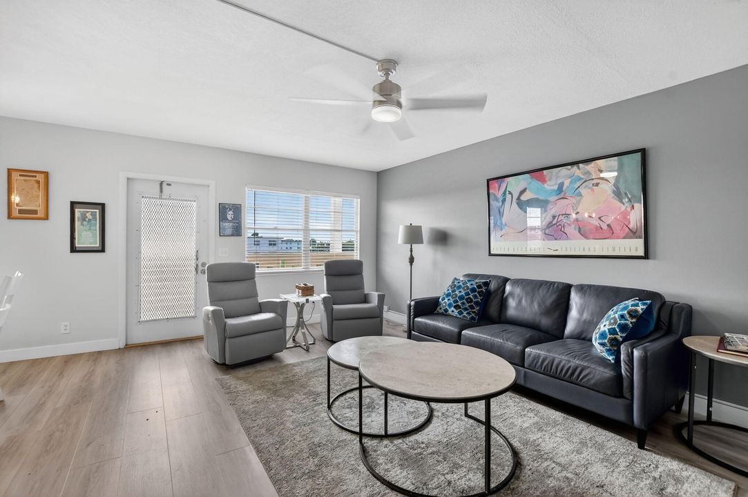 For Sale: $160,000 (2 beds, 1 baths, 880 Square Feet)