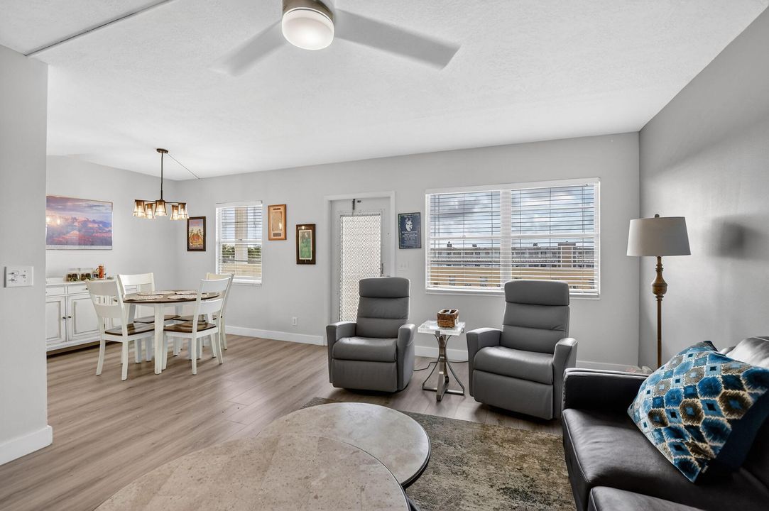 For Sale: $160,000 (2 beds, 1 baths, 880 Square Feet)