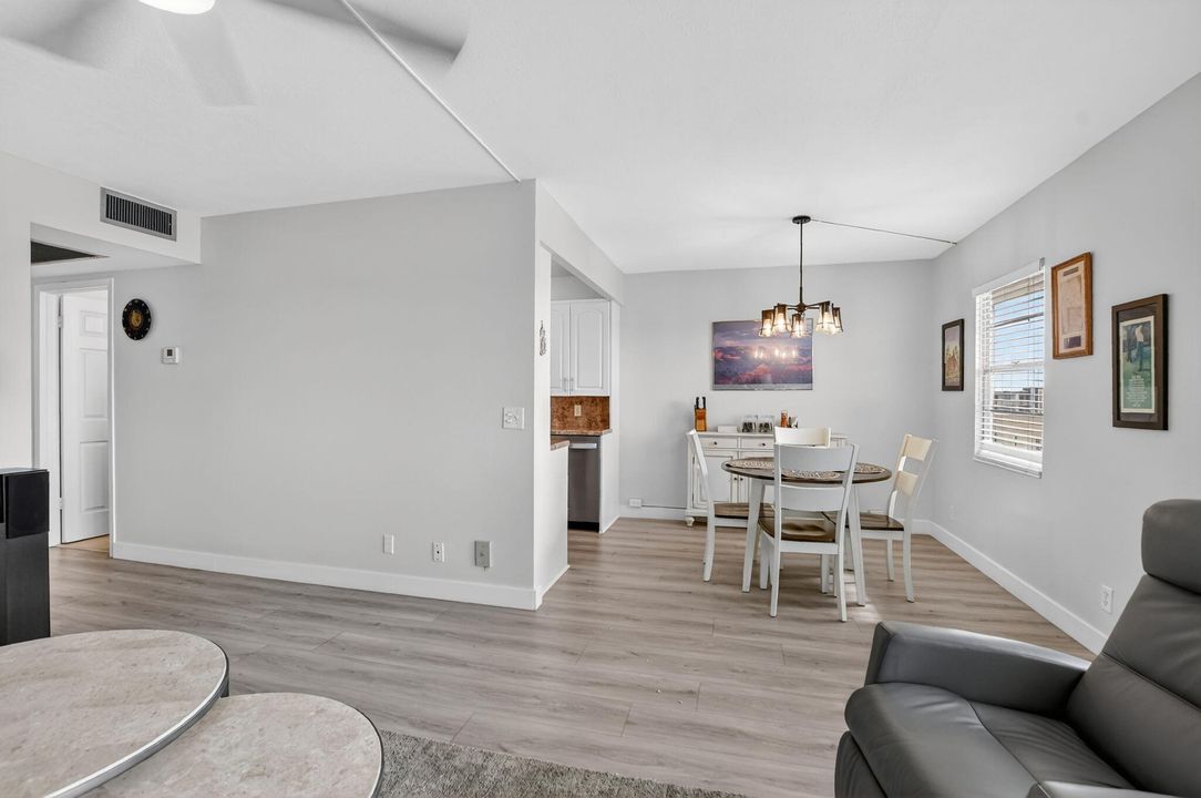 For Sale: $160,000 (2 beds, 1 baths, 880 Square Feet)