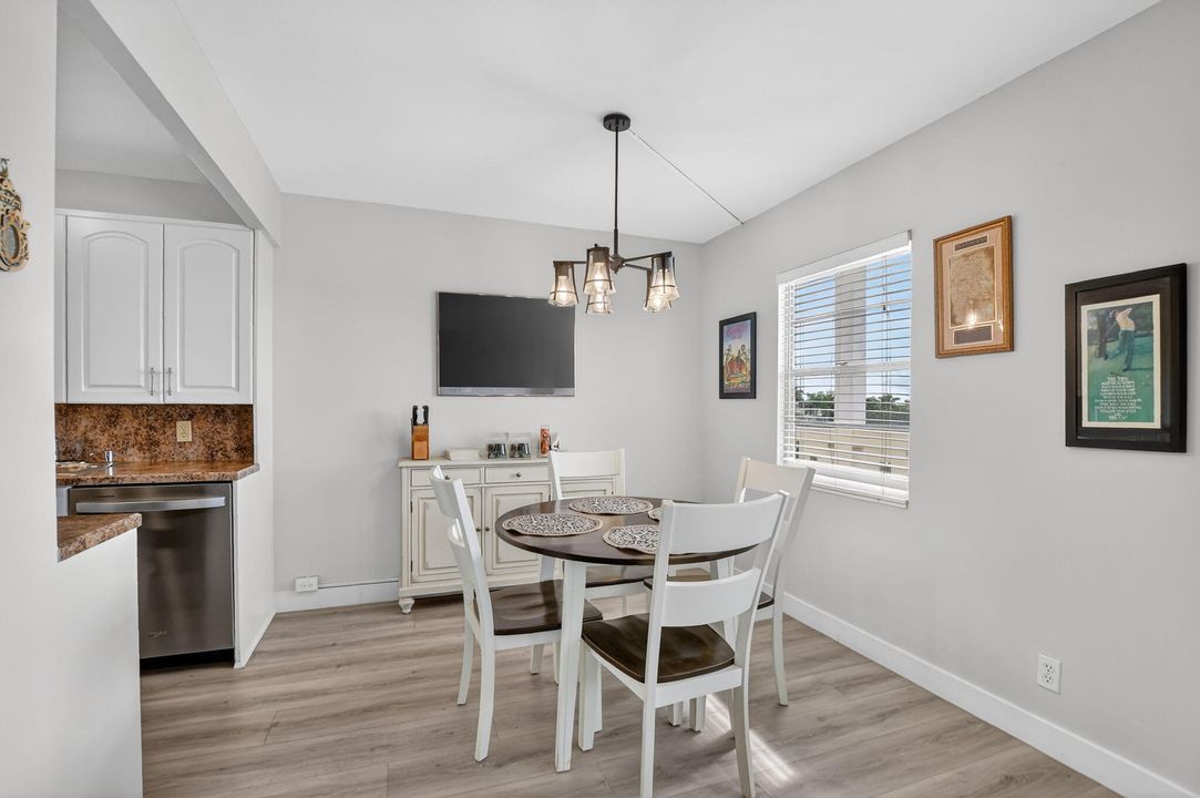 For Sale: $160,000 (2 beds, 1 baths, 880 Square Feet)