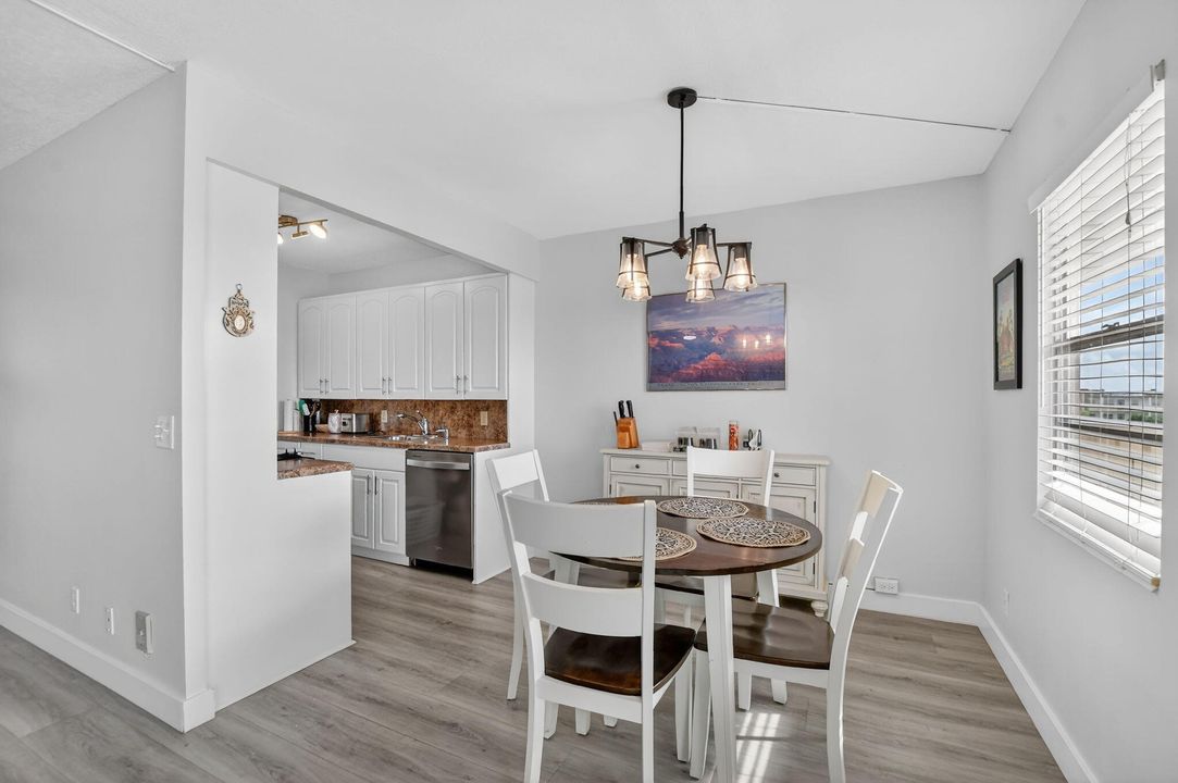 For Sale: $160,000 (2 beds, 1 baths, 880 Square Feet)