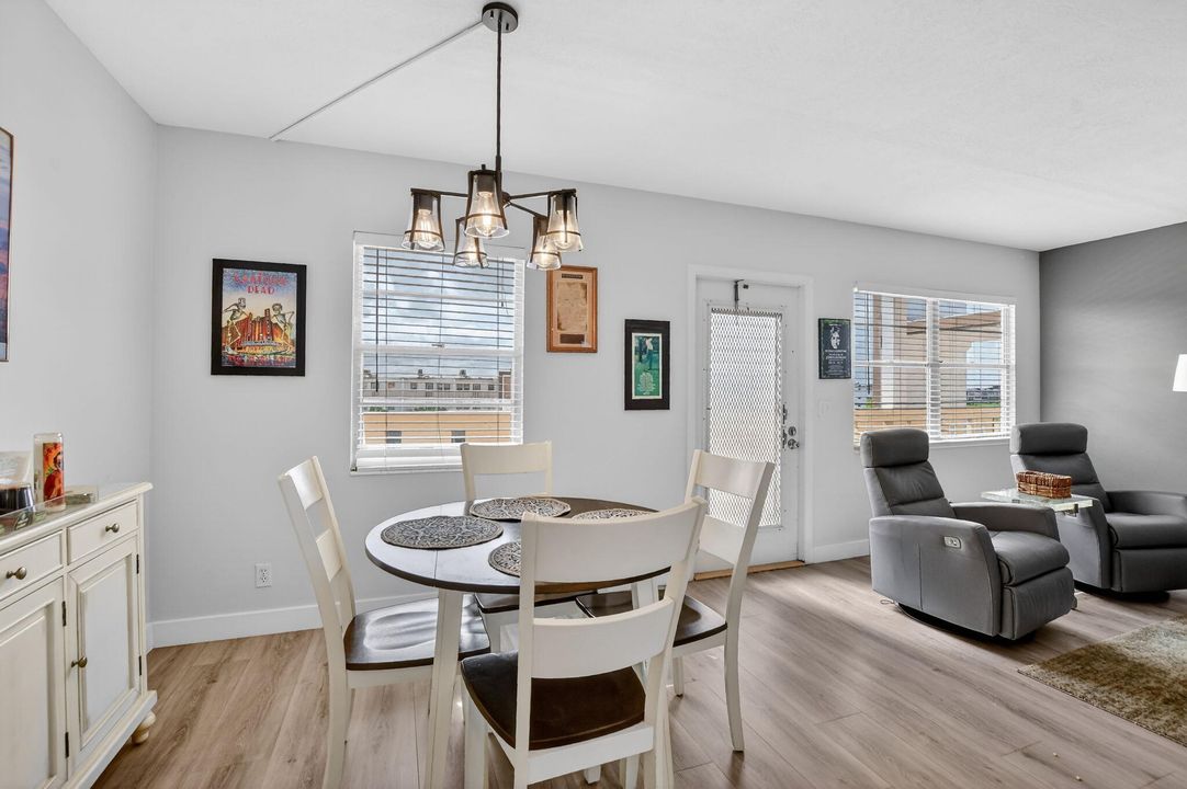 For Sale: $160,000 (2 beds, 1 baths, 880 Square Feet)