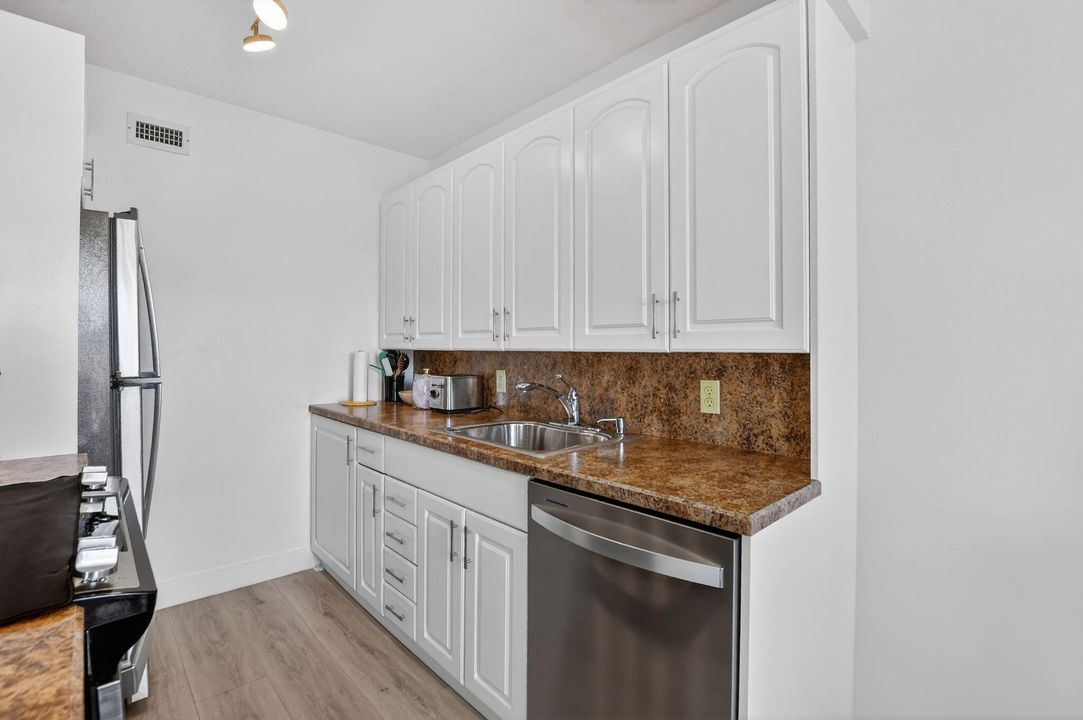 For Sale: $160,000 (2 beds, 1 baths, 880 Square Feet)