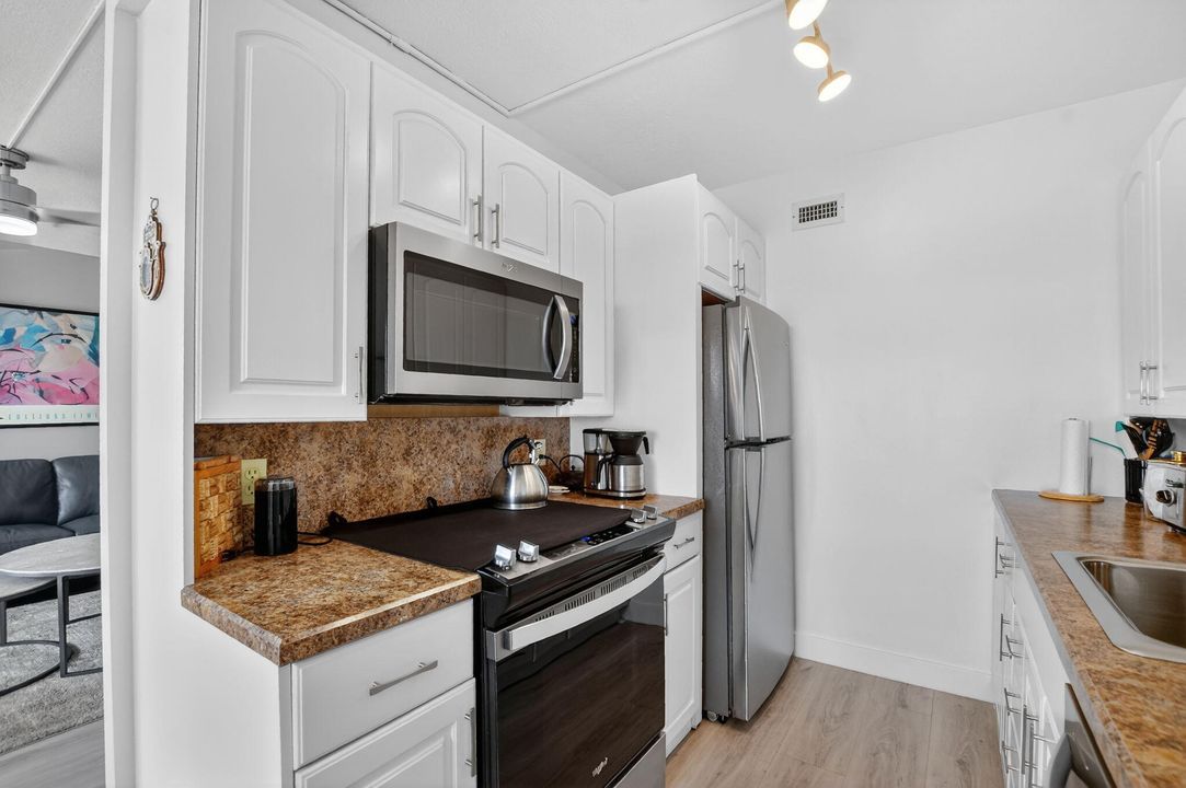 For Sale: $160,000 (2 beds, 1 baths, 880 Square Feet)