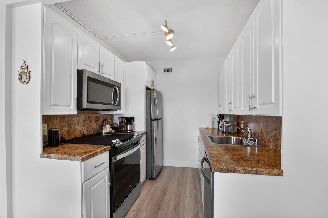 For Sale: $160,000 (2 beds, 1 baths, 880 Square Feet)